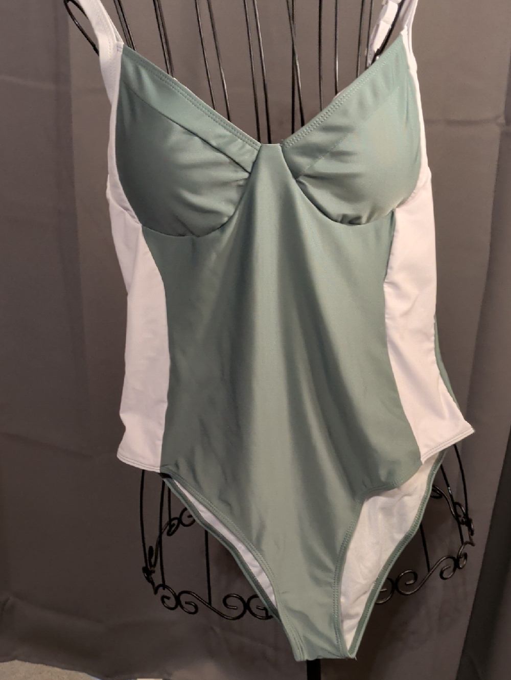 Sz Xl Classic One-Piece Swimsuit in Sage Green and White